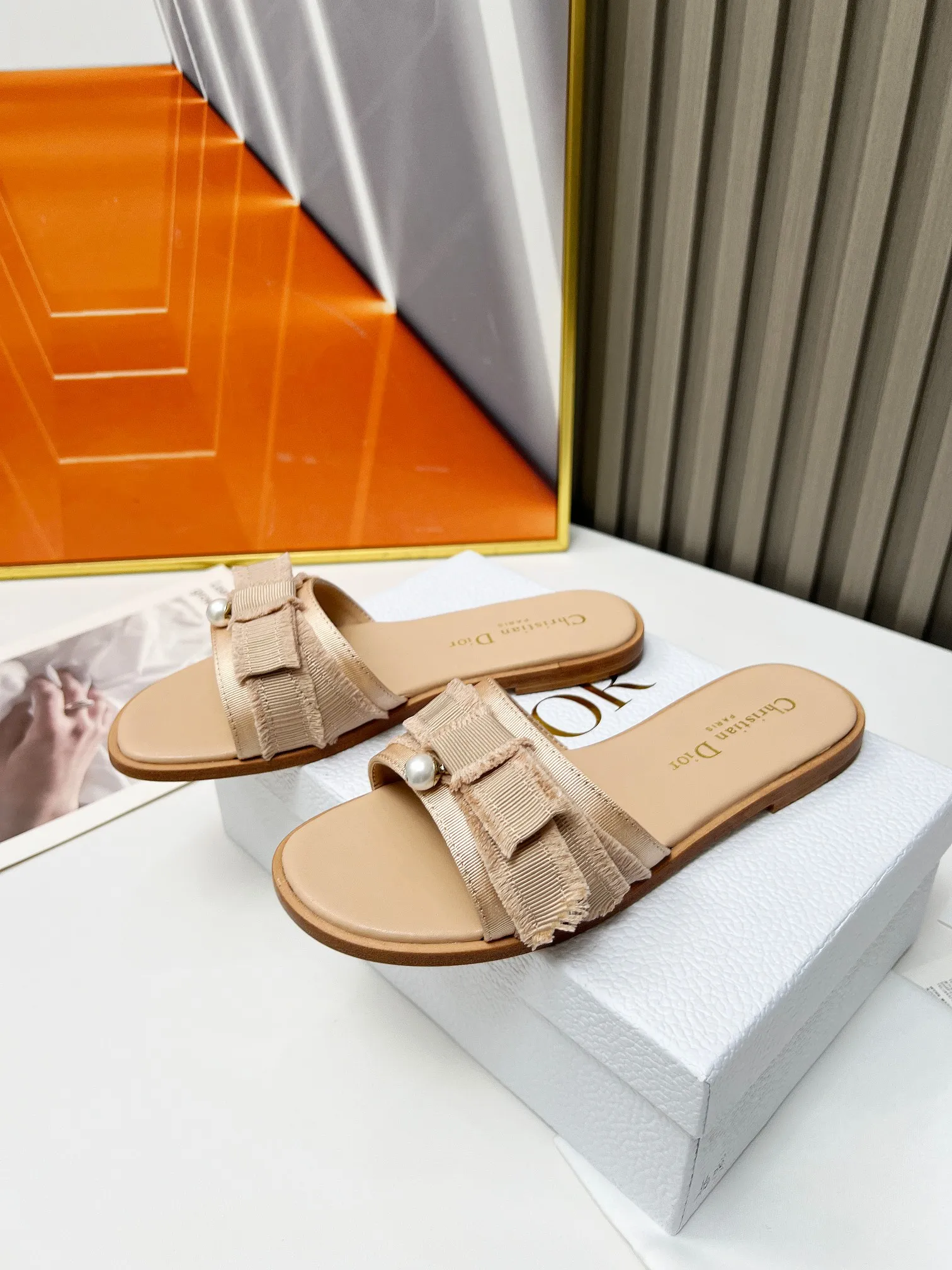 👟👟Ex-factory price 340👟👟 Genuine leather sole +40 DIOR purchasing grade Dior Dior new colors new elements DIOR spring and summer new round toe pearl open toe slippers, retro and versatile. The top version on the market. Upper: Original molded fabric Lining: Water-dyed sheepskin lining Size: #35-42 (40, 41, 42 custom-made, non-refundable)